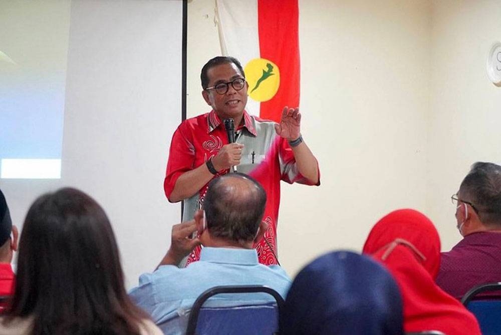 Mohamed Khaled (berdiri) menyempurnakan ucapan perasmian Pusat Daerah Mengundi (PDM) Keembong bagi kawasan DUN Johor Jaya pada Jumaat.