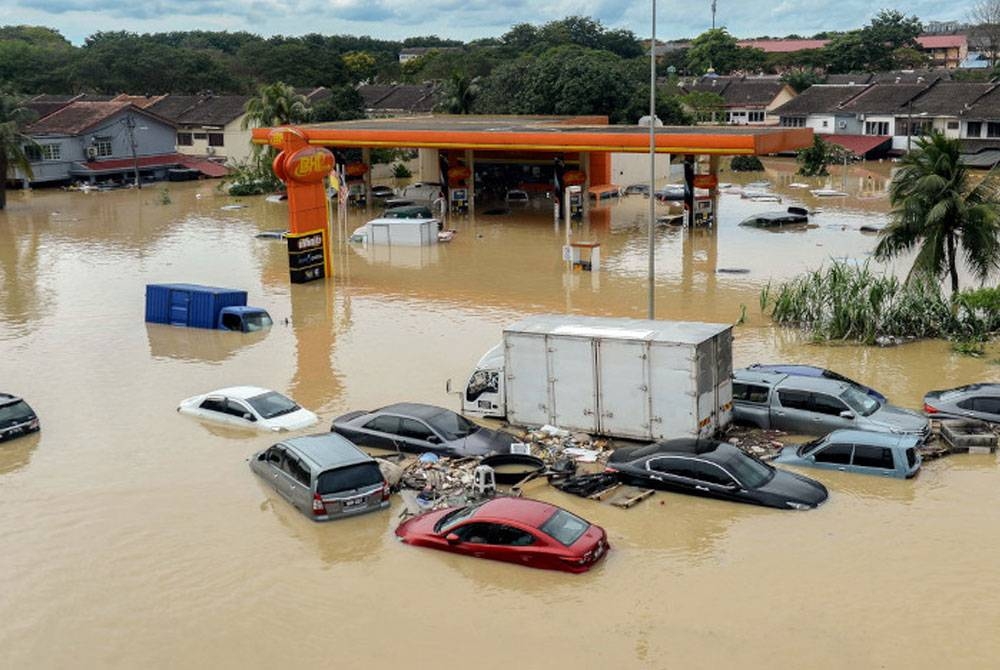 Situasi banjir di sekitar kawasan Sri Muda, Shah Alam yang ditenggelami air akibat banjir kilat ketika tinjauan 19 Disember lalu. - Foto Bernama