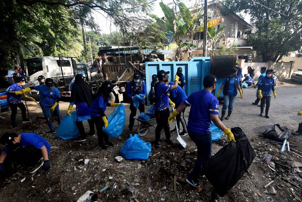 Para sukarelawan melakukan kerja-kerja pembersihan sampah dan sisa banjir. Gambar hiasan.