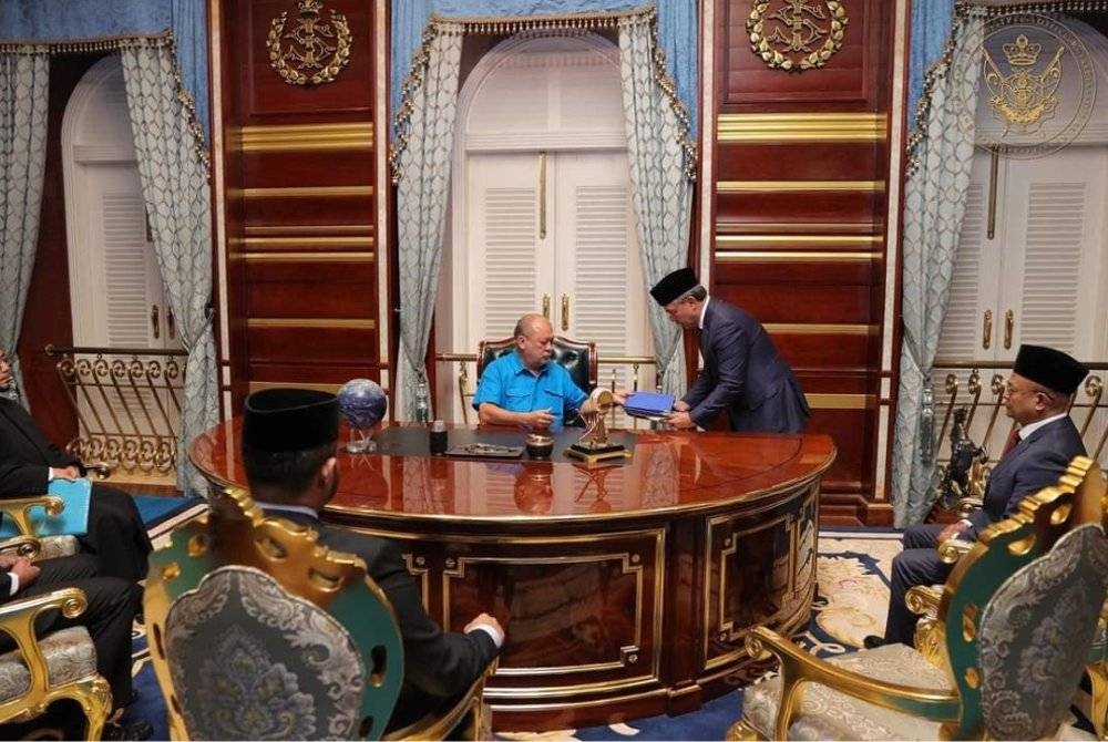 Sultan Johor, Sultan Ibrahim Sultan Iskandar memperkenankan permohonan pembubaran DUN oleh Menteri Besar Johor, Datuk Ir Hasni Mohammad sewaktu hadir menghadap baginda di Istana Pasir Pelangi, Johor Bahru pada Sabtu.