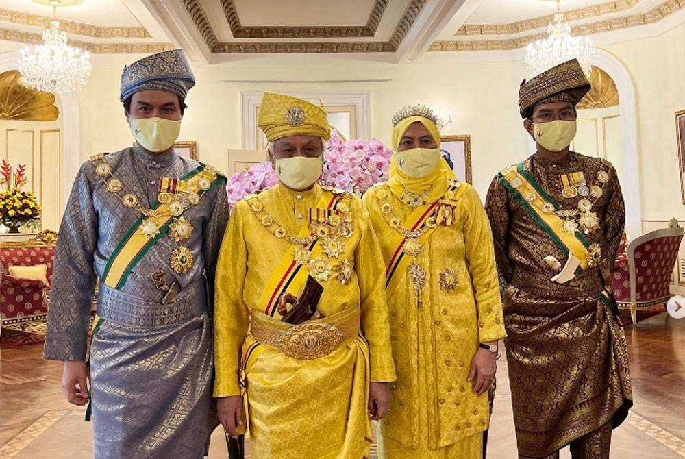 Tunku Zain (kanan) bersama Yang di-Pertuan Besar Negeri Sembilan, Tuanku Muhriz Tuanku Munawir (dua dari kiri), Tunku Ampuan Besar Negeri Sembilan, Tuanku Aishah Rohani Almarhum Tengku Besar Mahmud dan Tunku Ali Redhauddin pada Istiadat Pengurniaan Darjah Kebesaran, Bintang dan Pingat kali ke-2 sempena Hari Keputeraan ke-74 Yang di-Pertuan Besar Negeri Sembilan baru-baru ini.