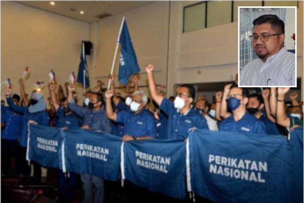 Barisan pimpinan tertinggi parti dan parti komponen bergambar kenangan pada Majlis Pelancaran Gempur PN bagi kempen Pilihan Raya Negeri Melaka, Oktober lalu. (Gambar kecil: Chegubard)