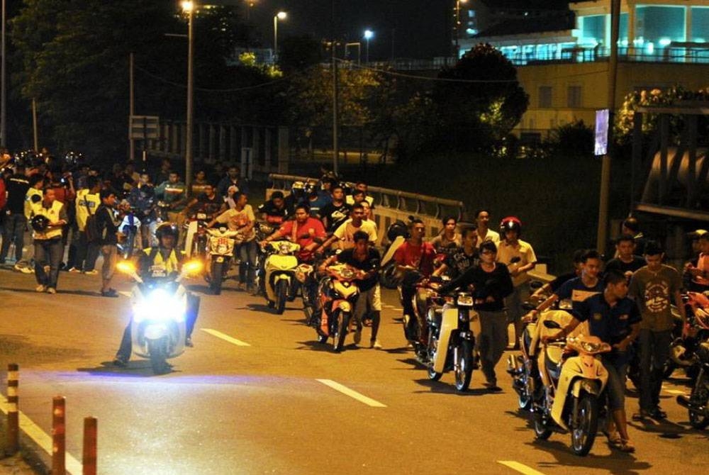 Ramai ibu bapa yang mengambil sikap tidak kisah anak-anak menunggang motosikal tanpa lesen.