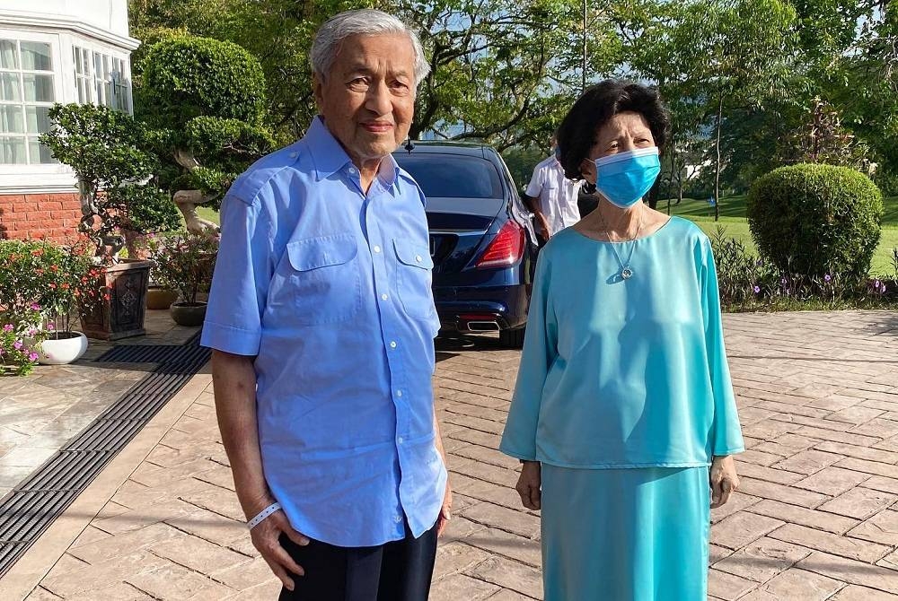 Dr Mahathir sempat bergambar dengan Tun Siti Hasmah.