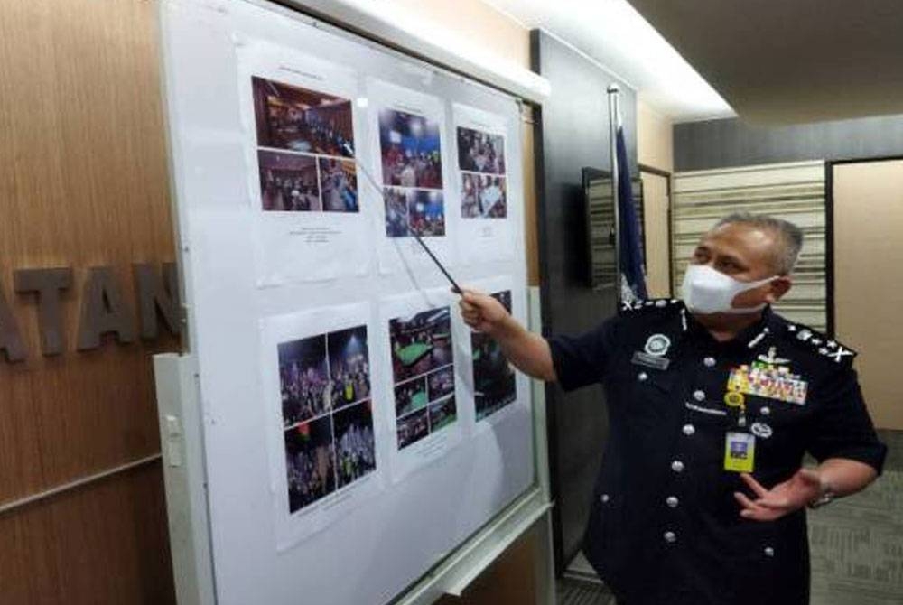 Abd Jalil menunjukkan gambar Ops Dadu ketika sidang akhbar di Ibu Pejabat Polis Bukit Aman, Kuala Lumpur, baru-baru ini.