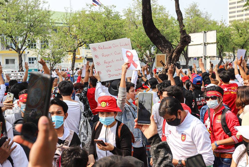 Penduduk Myanmar ketika membantah rampasan kuasa tentera pada Februari tahun lalu.- Foto123rf