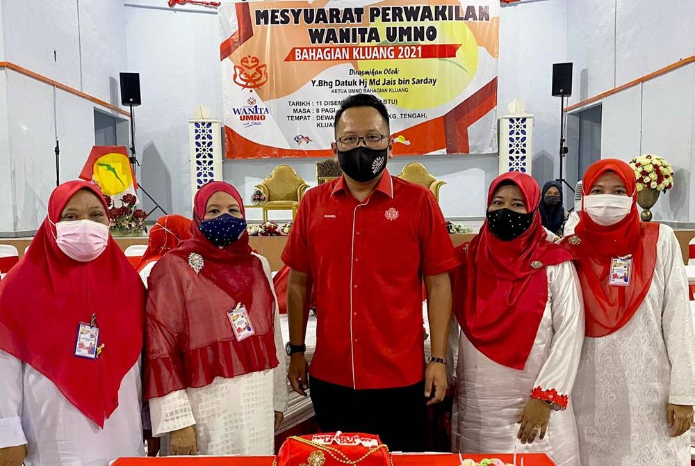 Shahrol Shiro bersama sayap perwakilan Wanita UMNO Kluang di Mesyuarat Perwakilan Wanita UMNO Bahagian Kluang pada 11 Disember tahun lalu.