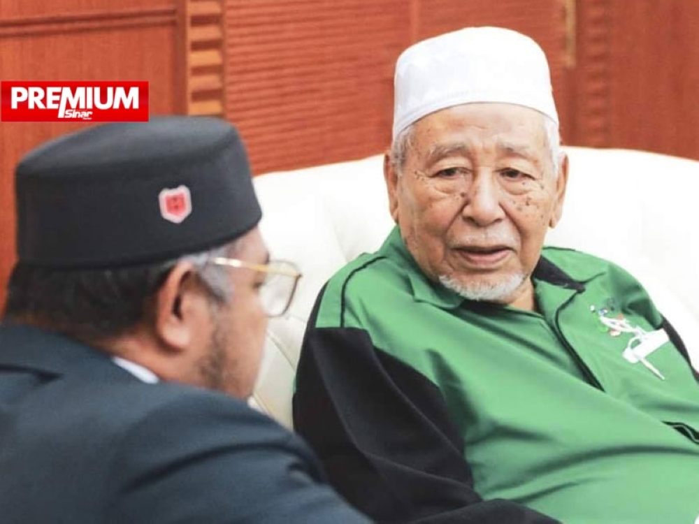 Hashim (kanan) ketika mengadakan pertemuan dengan Mohd Khairuddin sewaktu beliau masih dalam kabinet. - Foto Facebook Hashim Jasin