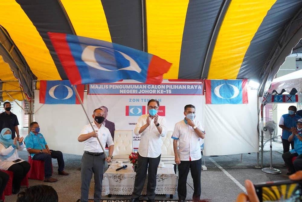 Maszlee mengibarkan bendera PKR selepas dicalonkan sebagai calon parti itu bagi DUN Layang-Layang dalam PRN Johor.