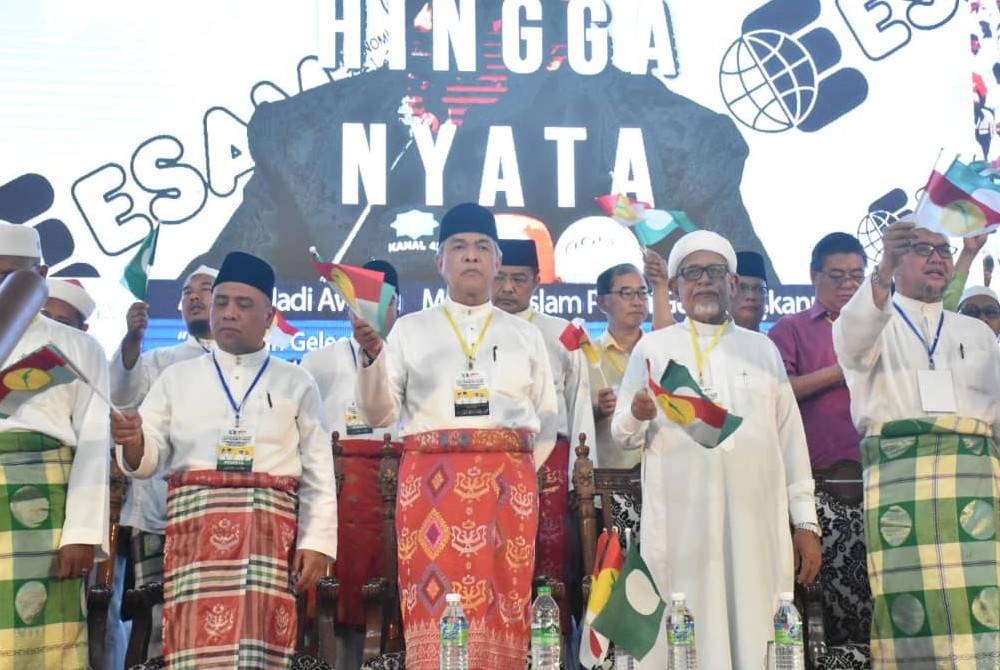 Abdul Hadi (dua dari kanan) bersama-sama Ahmad Zahid (tengah) ketika hadir Konvensyen Muafakat Nasional Negeri Perak di Kompleks UMNO Bahagian Bagan Datuk, Sungai Sumun di Perak. 