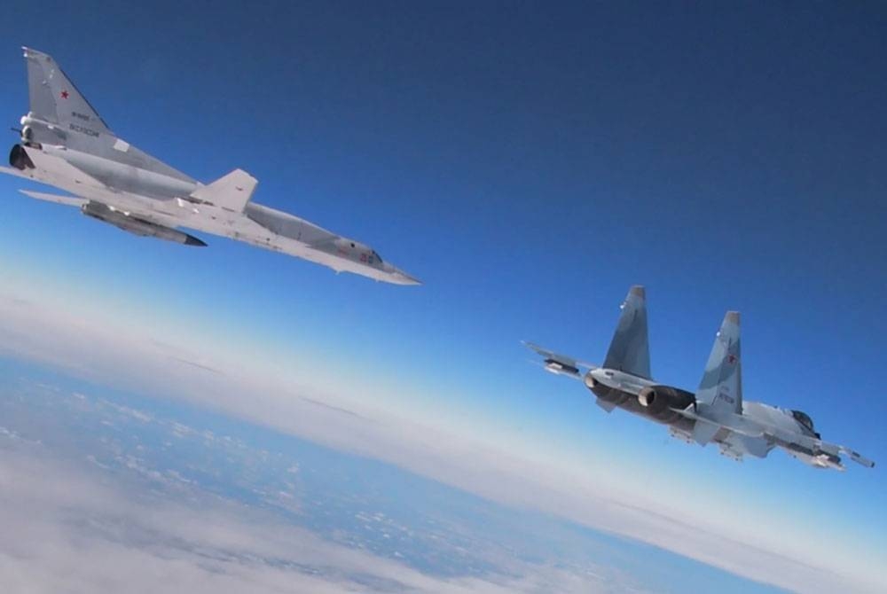 Jet pengebom strategik, Tupolev Tu-22M3 (kiri) dan pesawat Su-35 ketika menyertai sesi latihan ketenteraan bersama Rusia-Belarus.