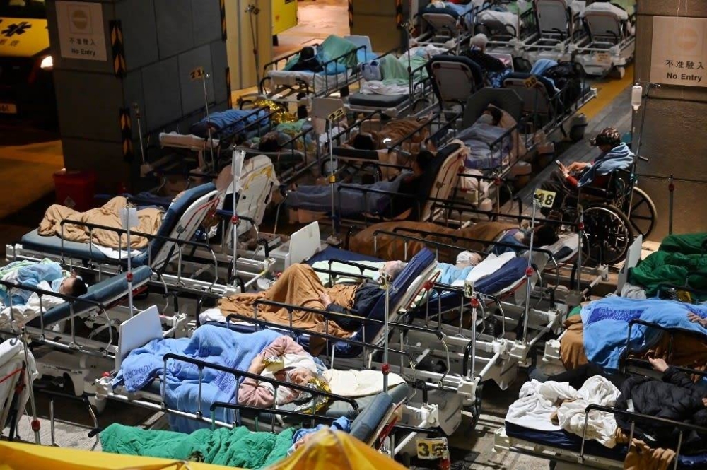 Ramai golongan tua mendapat rawatan perubatan akibat varian Omicron di hospital-hospital Hong Kong. - Foto AFP