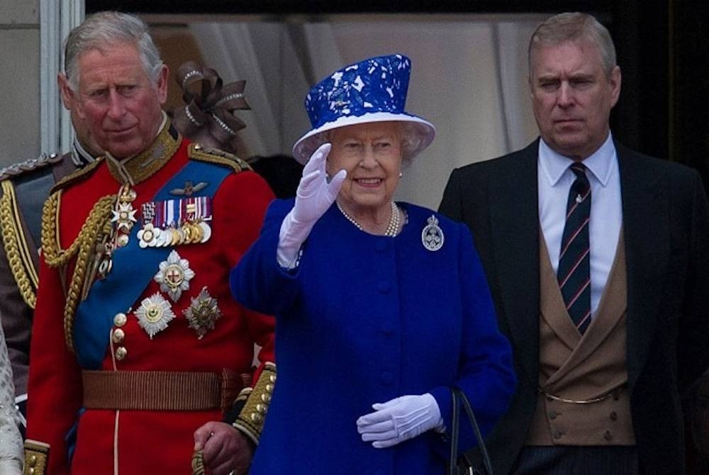 Putera Andrew (kanan) dan Putera Charles (kiri) merupakan anak Ratu Elizabth II terlibat dalan kontroversi baharu istana England. - Foto AFP