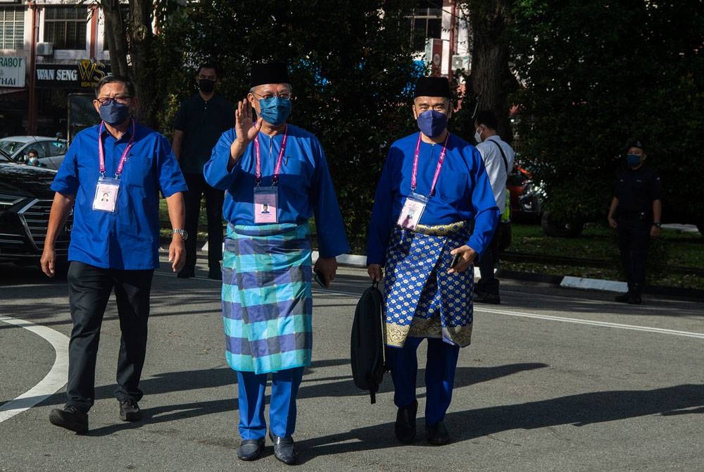 Datuk Hasni Mohammad tiba di pusat penamaan calon di Dewan Serbaguna Benut. - Foto Bernama