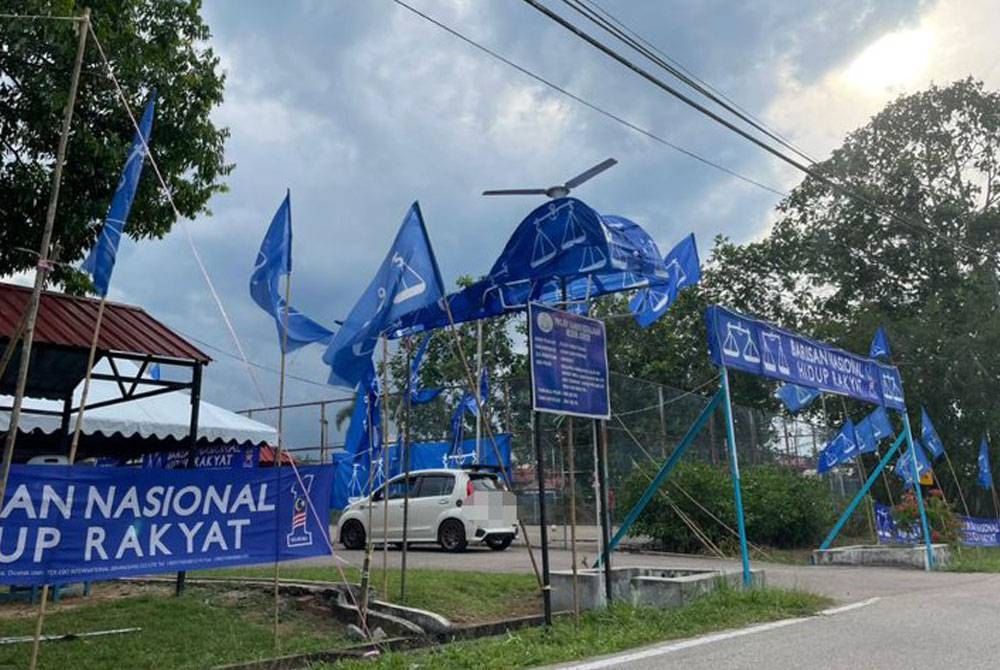 Replika helikopter menggunakan logo Barisan Nasional di Felda Seri Jaya, Bukit Serampang.