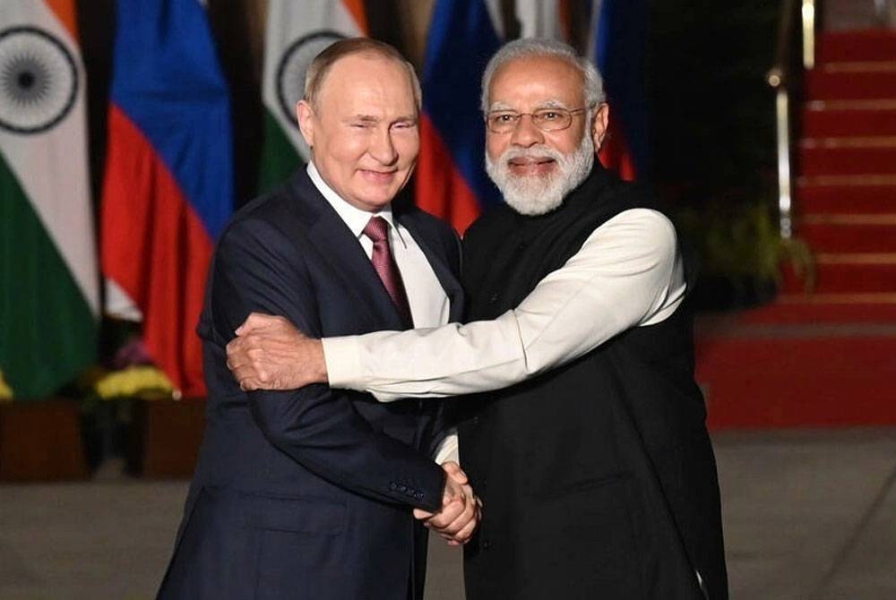 Perdana Menteri India, Narendra Modi (kanan) mempunyai hubungan erat dengan Presiden Rusia, Vladmir Putin. - Foto AFP