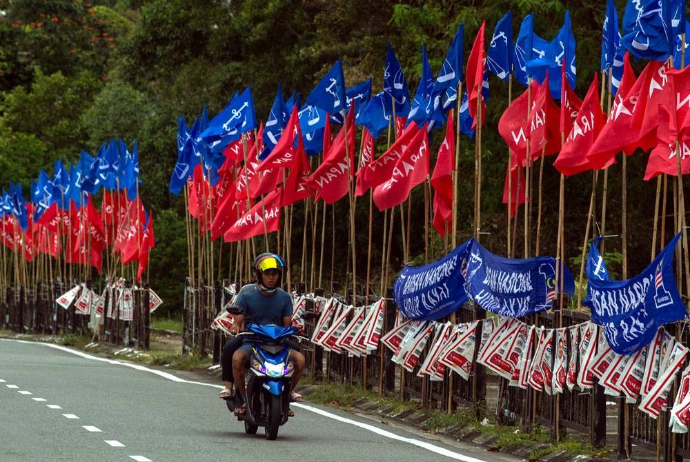 Perang Bendera Barisan Nasional (BN) dan Pakatan Harapan (PH) dalam tempoh kempen Pilihan Raya Negeri (PRN) Johor di Stulang. - Foto Bernama