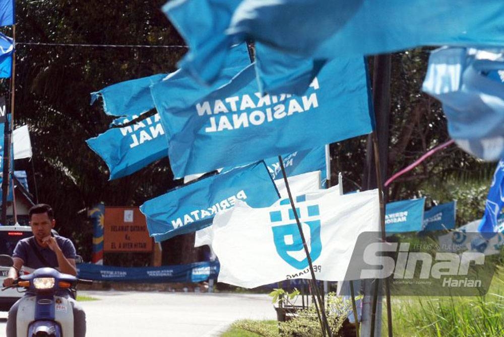 Ada sesetengah pihak yang melakukan strategi kotor dengan merosakkan bendera, poster dan billboard parti-parti yang bertanding. - Foto hiasan