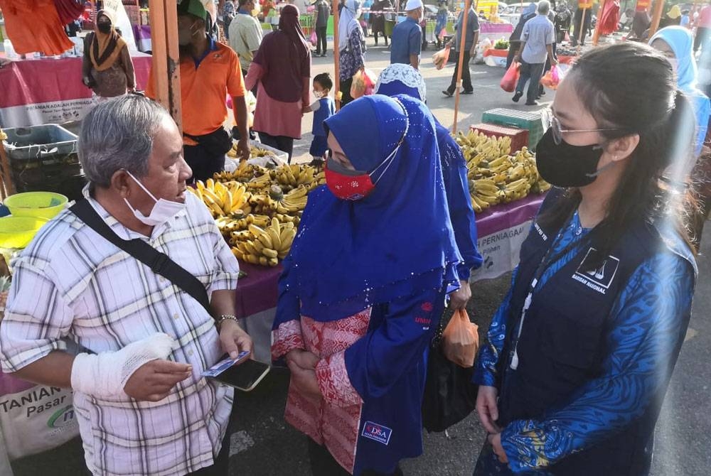 Kelly di program Walkabout bersama calon BN DUN Mahkota, Datuk Sharifah Azizah Syed Zain di sebuah Bazzar, Isnin lalu.