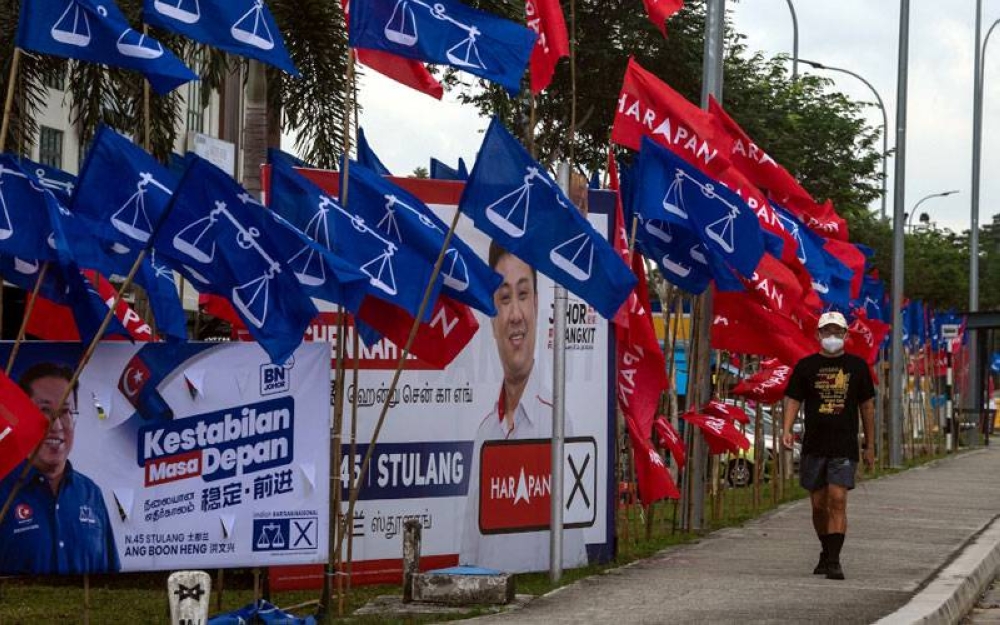 Suruhanjaya Pilihan Raya (SPR) membenarkan penceramah membuka pelitup muka ketika menyampaikan ceramah dalam kempen Pilihan Raya Negeri (PRN) Johor. - Foto Bernama