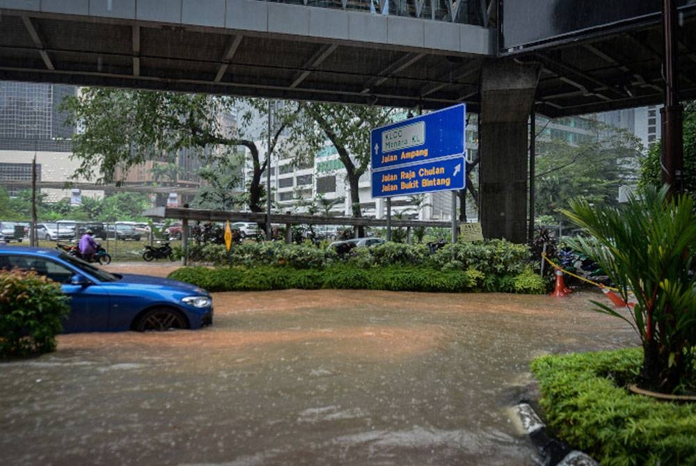 Keadaan jalan yang dinaiki air akibat banjir kilat susulan hujan lebat petang ini sekitar Jalan Kia Peng berdekatan Pusat Konvensyen Kuala Lumpur pada Isnin. - Foto Bernama