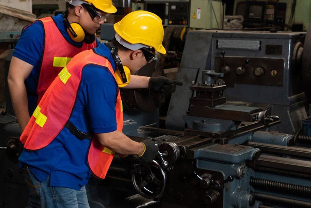 Malaysia berdepan potensi kehilangan pekerja pakar yang mungkin dipancing negara maju jika lulusan TVET tempatan tidak diberikan perspektif sebenar termasuk imej dan pakej gaji terbaik. - Foto 123rf