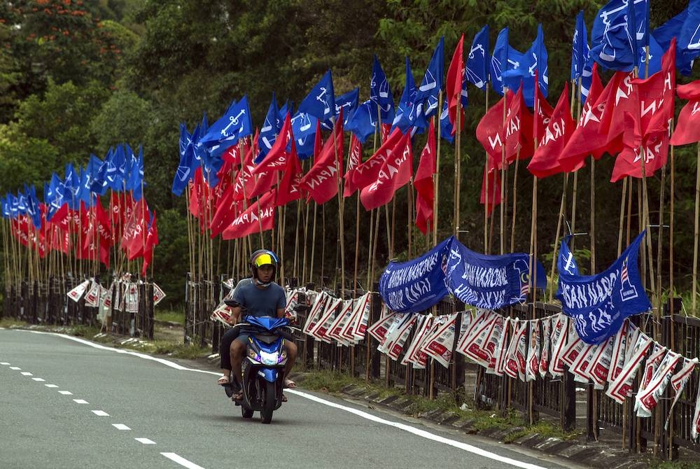 Johor mempunyai 56 DUN yang dibahagikan kepada empat zon iaitu Zon Utara meliputi 16 DUN dari Buloh Kasap sehingga Sungai Balang, Zon Tengah dari Semerah sehingga Kahang, Zon Timur bermula Endau sehingga Tanjung Surat dan Zon Selatan dari Tiram sehingga Kukup.