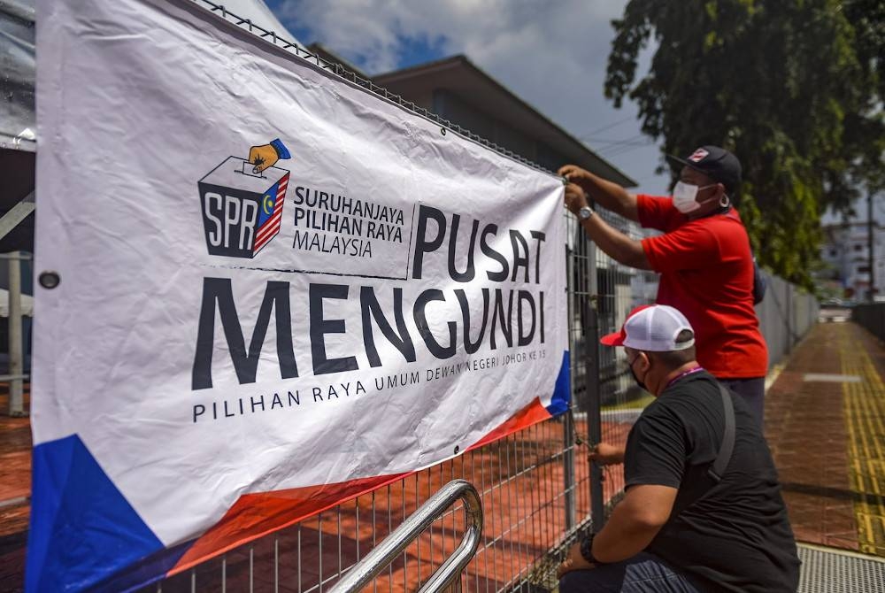 Petugas Suruhanjaya Pilihan Raya (SPR) ketika melakukan persiapan akhir untuk proses pengundian sempena Pilihan Raya Negeri (PRN) Johor pada tinjauan di Dewan Jubli Intan Sultan Ibrahim, Kluang pada Jumaat. - Foto Bernama