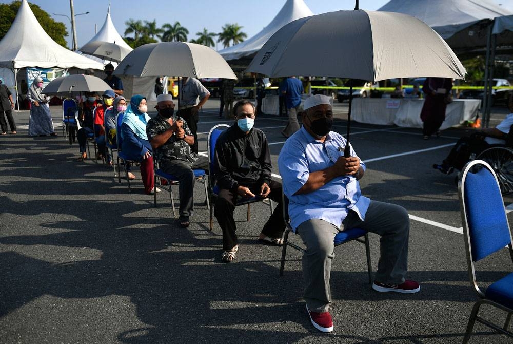 Pengundi menunaikan tanggungjawab mengundi pada Pilihan Raya Negeri (PRN) Johor di Pusat Mengundi Sekolah Agama Taman Sri Lambak, Kluang.