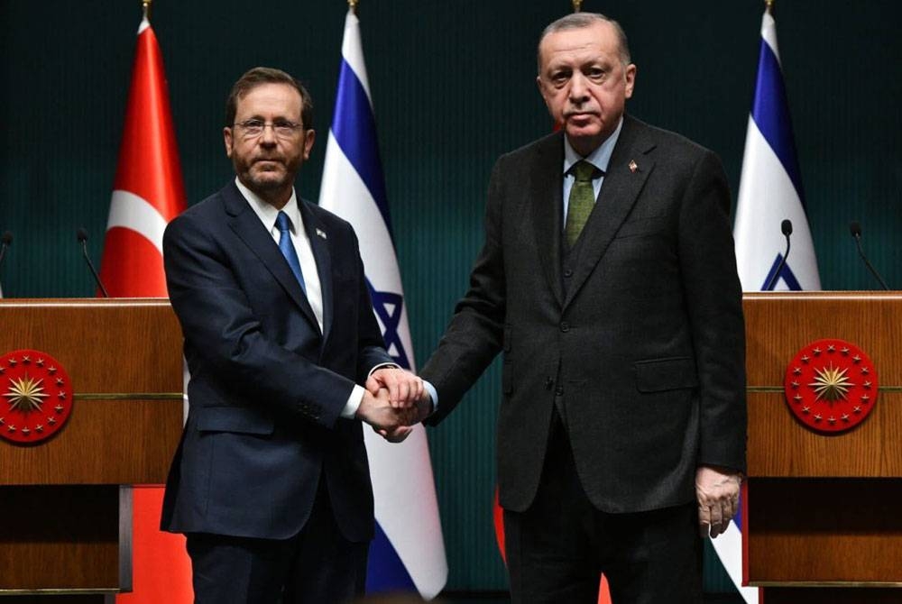 Presiden Israel, Isaac Herzog (kiri) berjabat tangan dengan Presiden Turki, Recep Tayyip Erdogan di Ankara pada Rabu lalu. - Foto AFP