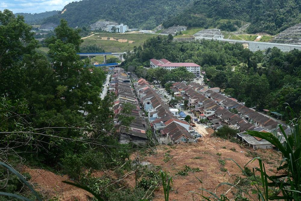 Lokasi kejadian tanah runtuh yang berlaku di Taman Bukit Permai 2 Ampang. Foto hiasan