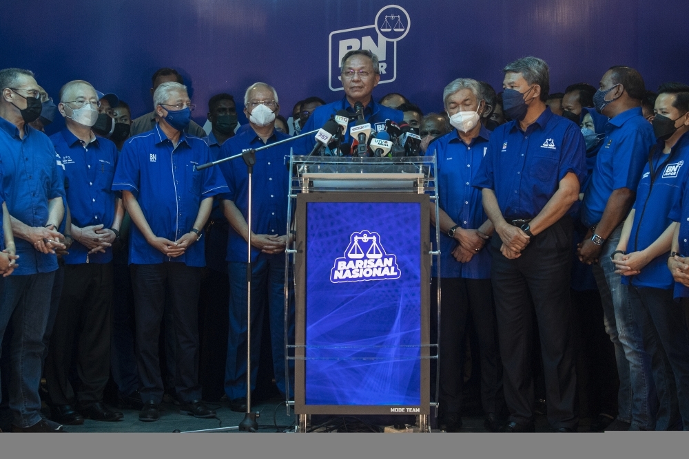 Hasni ketika berucap pada sidang media selepas kemenangan BN dalam PRN Johor ke-15 di Command Center Barisan Nasional (BN) di Johor Bahru pada Sabtu.
--fotoBERNAMA (2022) HAK CIPTA TERPELIHARA