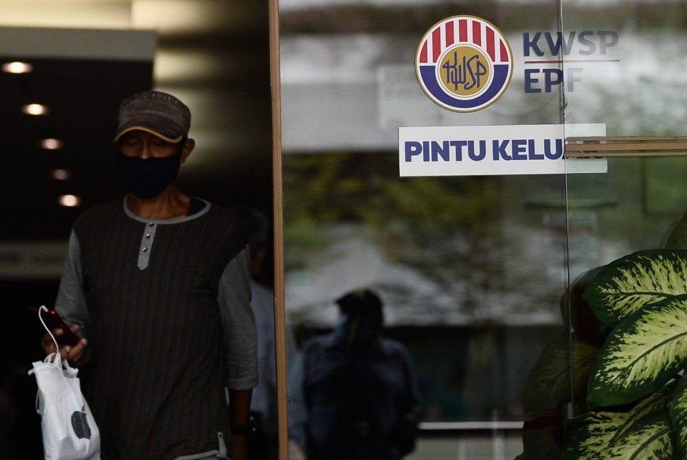 Pakar menyarankan agar pencarum Kumpulan Wang Simpanan Pekerja (KWSP) tidak tergesa-gesa mengeluarkan wang simpanan. -Foto Bernama