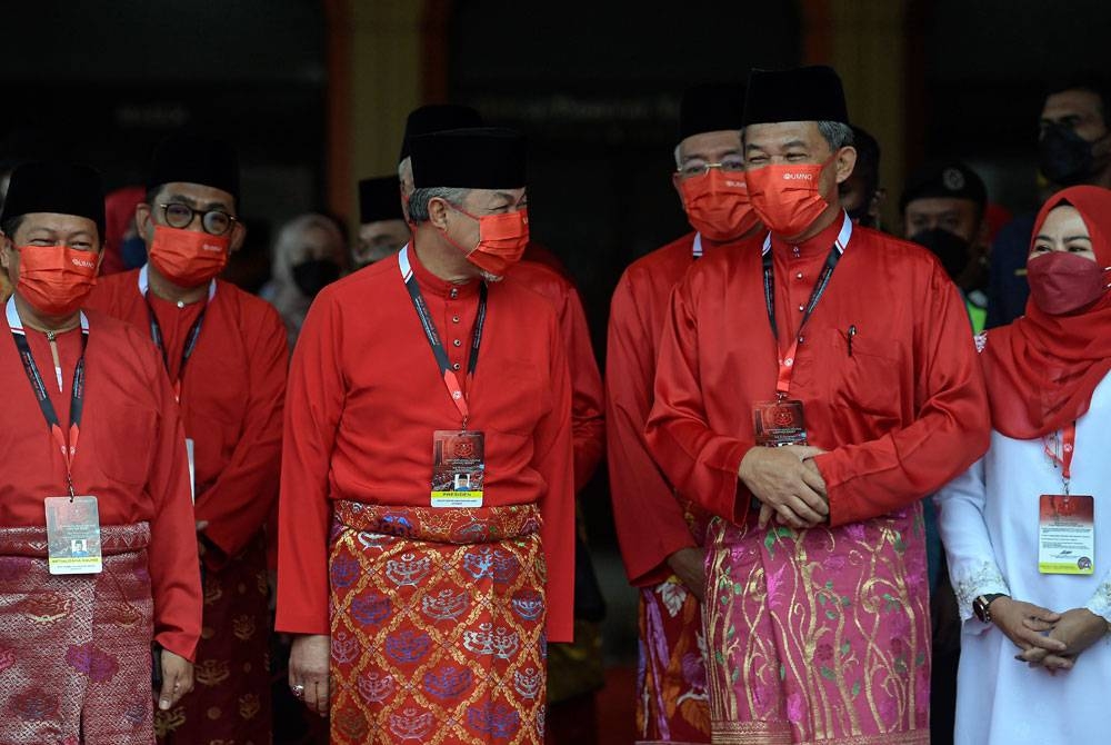 Ahmad (kiri) bersama Presiden UMNO, Datuk Seri Dr Ahmad Zahid Hamidi (dua dari kiri) dan Timbalan Presiden UMNO, Datuk Seri Mohamad Hasan (dua dari kanan) ketika hadir pada perasmian Perhimpunan Agung UMNO (PAU) 2021 di Pusat Dagangan Dunia Kuala Lumpur pada Jumaat. - Foto Bernama