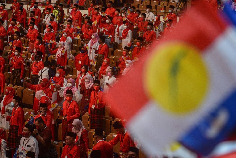 Suasana di dalam Dewan Merdeka ketika nyanyian lagu UMNO pada Perhimpunan Agung UMNO (PAU) 2021 di Pusat Dagangan Dunia Kuala Lumpur pada Jumaat. - Foto Bernama