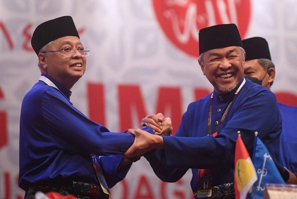 Ahmad Zahid (kanan) menyambut tangan Ismail Sabri (kiri) selepas ucapan penangguhan pada hari terakhir PAU 2021, yang bermula Rabu lepas di WTCKL pada Sabtu.  -Foto Bernama