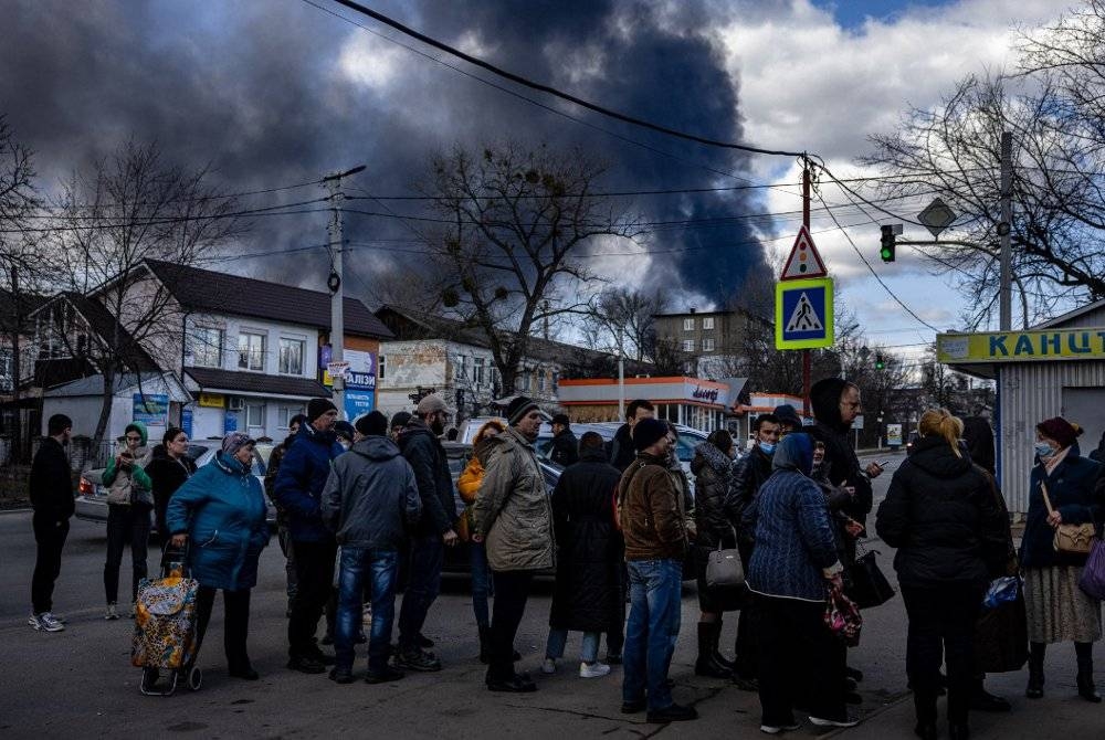 Asap tebal memenuhi ruang udara setelah Moscow memperhebatkan serangan mereka ke atas kawasan di luar Kiev. - AFP