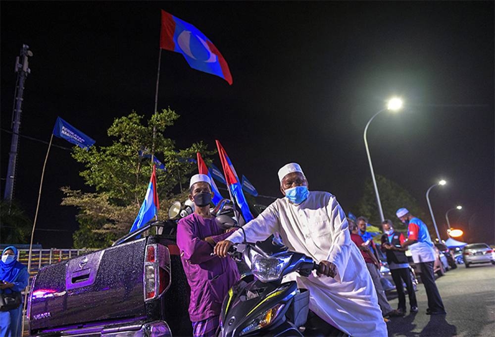 Penyokong mendengar ceramah Presiden PKR, Datuk Seri Anwar Ibrahim ketika program ceramah kelompok sempena kempen PRN Johor di Bukit Gambir, Tangkak pada 2 Mac lalu. - Foto Bernama