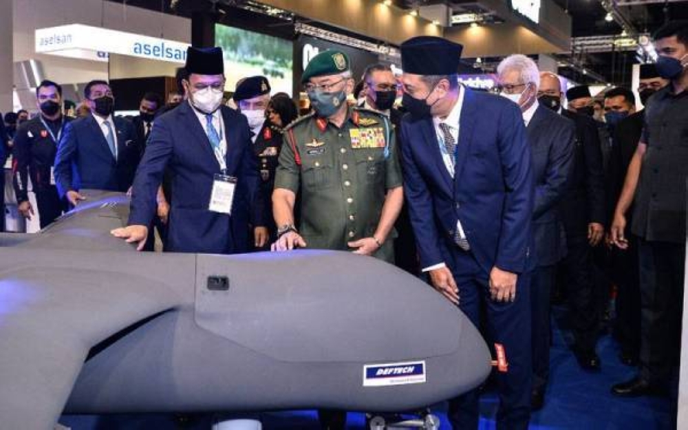 Al-Sultan Abdullah (tengah) berkenan melawat pameran DSA dan NATSEC 2022 di MITEC, Kuala Lumpur pada Isnin. - Foto Bernama
