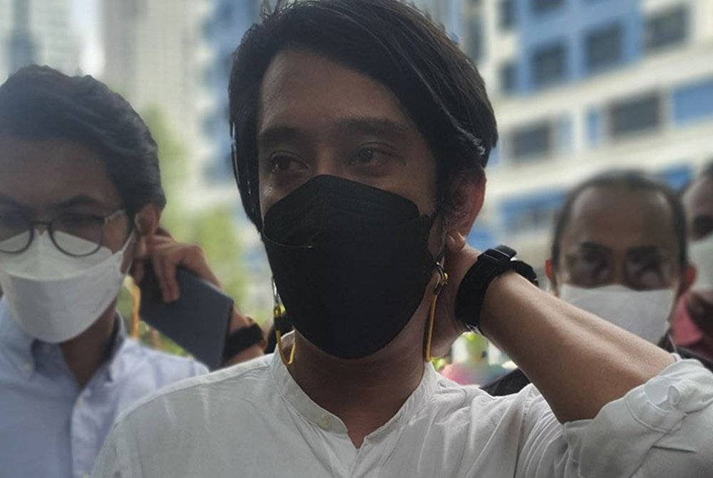 Adam Adli ketika ditemui selepas memberi keterangan berhubung perhimpunan #TangkapAzamBaki di IPD Dang Wangi pada Khamis.