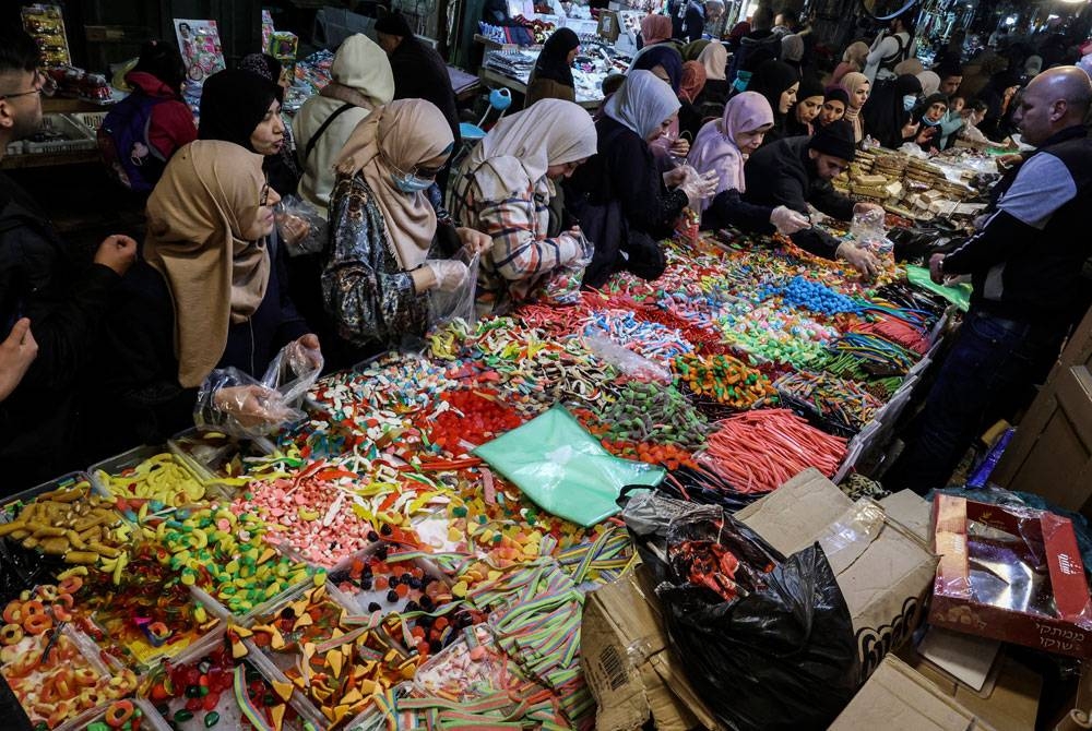 Sekumpulan wanita di Damsyik membuat tawaran harga ketika membeli pelbagai jenis manisan untuk juadah berbuka puasa.