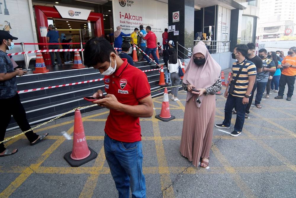 Orang ramai beratur panjang di hadapan pejabat KWSP Cawangan Shah Alam bagi mengemas kini data peribadi untuk Pengeluaran Khas yang bermula 1 April lalu.