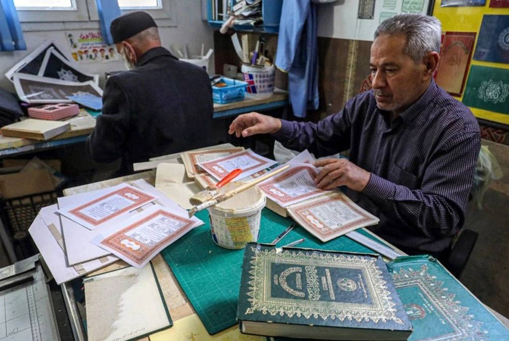 Proses membaik pulih kitab suci al-Quran memerlukan masa yang banyak. - Foto AFP