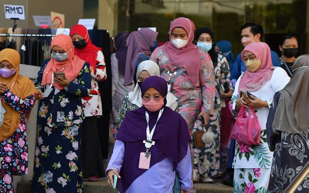 Orang ramai diingatkan agar terus berwaspada terhadap penularan Covid-19 dalam fasa peralihan ke endemik dengan memakai pelitup muka. - Foto Bernama