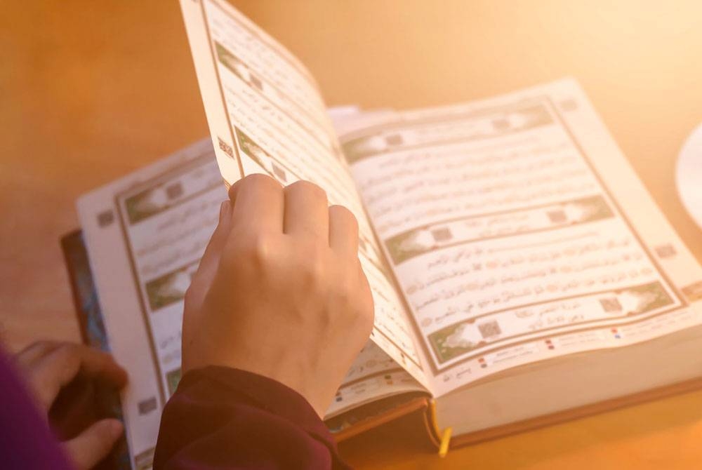 Mendampingi, membaca dan menghayati al-Quran, memberikan pelbagai pengajaran yang dapat kita jadikan pedoman hayat.(Gambar hiasan) - Foto 123rf