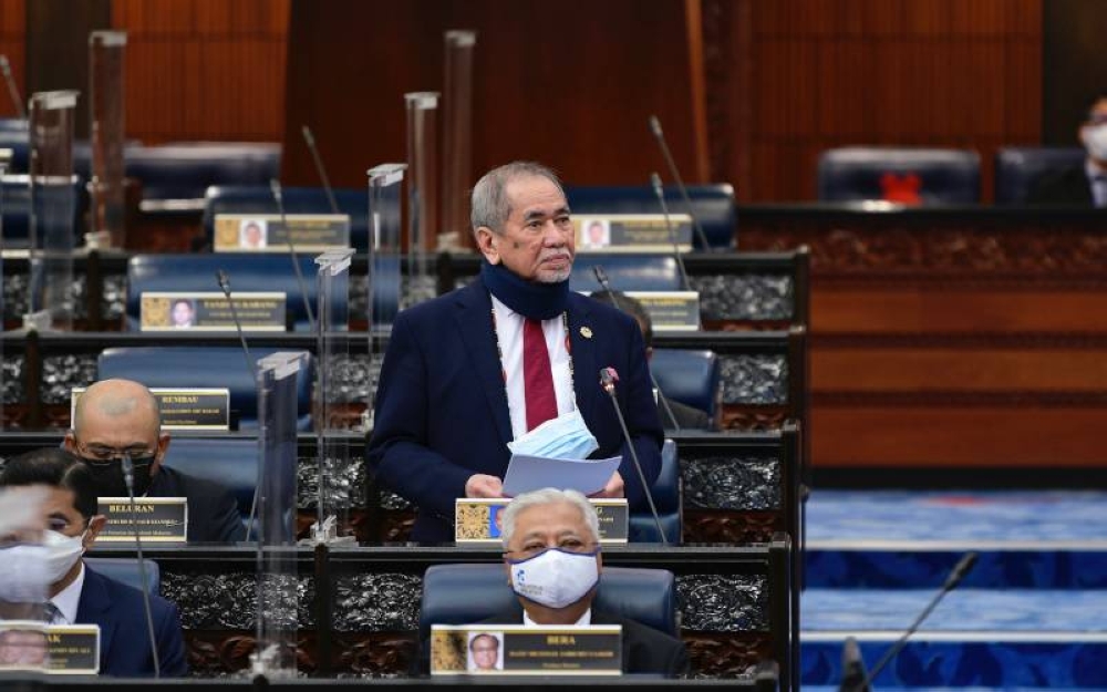 Wan Junaidi membentangkan RUU Perlembagaan (Pindaan) (No.3) 2022 di Dewan Rakyat pada Isnin. - Foto Bernama