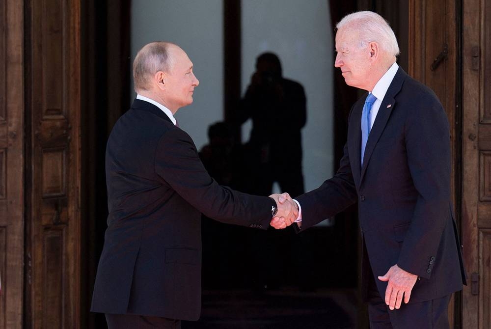 Presiden AS, Joe Biden (kanan) tidak akan melaksanakan perubahan kepimpinan di Rusia yang kini diterajui Vladimir Putin. - Foto AFP