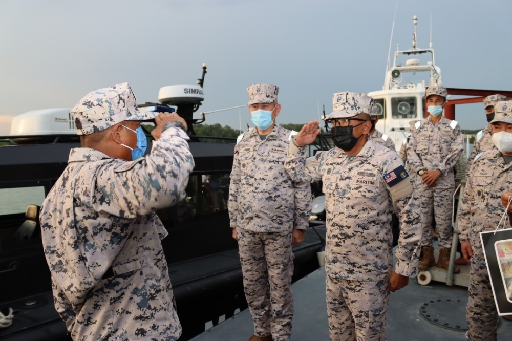 Mohd Zubil (tengah) melakukan tinjauan Ops Khas Pagar Laut di Kuala Linggi, Melaka baru-baru ini.