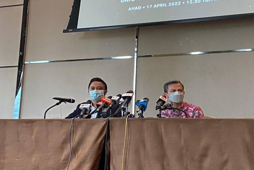 Fahmi (kanan) dan Isham dalam sidang media pada Ahad.