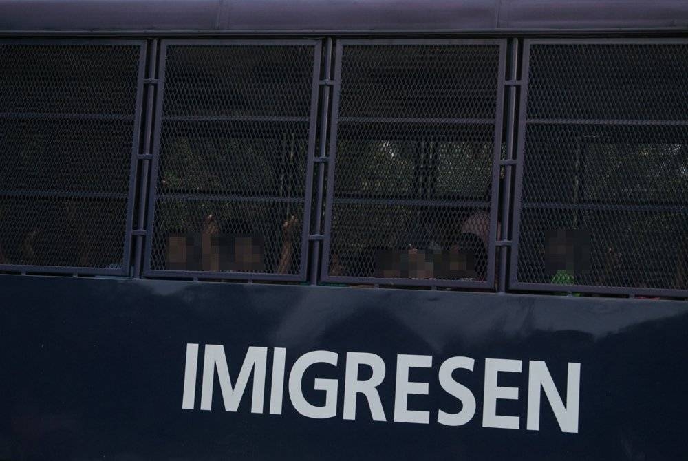 Beberapa buah lori Jabatan Imigresen Malaysia yang membawa sebahagian tahanan etnik Rohingya dilihat meninggalkan Depot Imigresen Sementara Relau Bandar Baharu dipercayai untuk dipindahkan ke depot tahanan lain. - Foto Bernama 